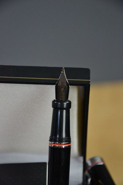 null HARLEY DAVIDSON Lot de 2 stylos 
1 plume en laque noir avec attributs en métal...
