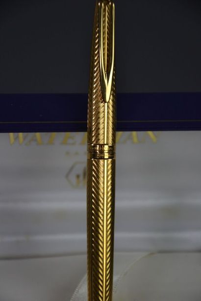 null Lot de stylos dont: 
WATERMAN -Stylo plume CF Métal argenté motif zig zag. 
Le...