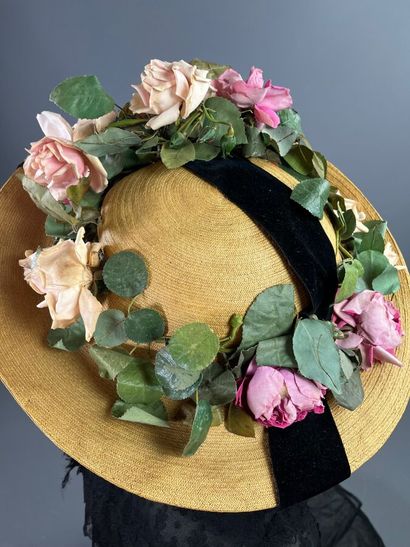 null JULIETTE LE VAILLANT Chapeau capeline à décor de jardin de roses vers 1910.
Le...