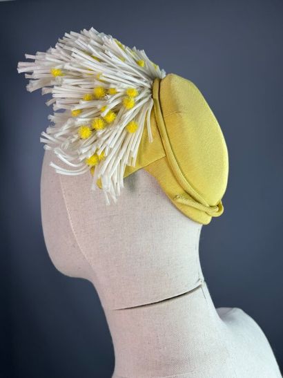 null ROSE VALOIS Chapeau de printemps mimosa fleuri - Vers 1947
Le modèle est réalisé...