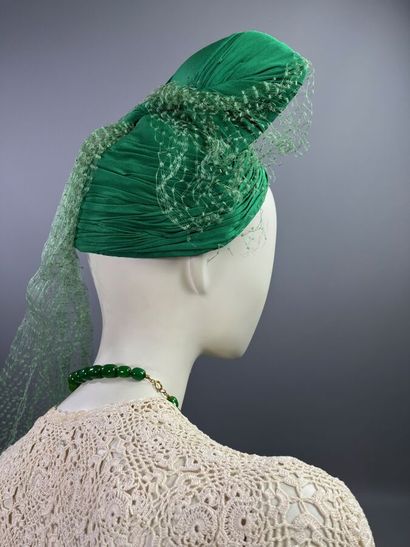 null LE MONNIER Chapeau turbanné en soie vert - 1945
Le modèle est réalisé sur une...
