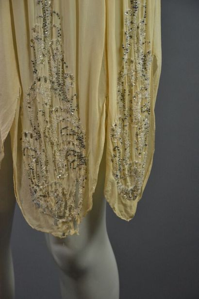 null Lot de robes 1920-1950 dont :
1-Robe d'été des années 40. Le modèle est taillé...