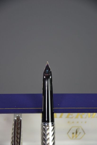 null Lot de stylos dont: 
WATERMAN -Stylo plume CF Métal argenté motif zig zag. 
Le...