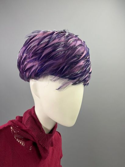 null Toque en plumes violettes - Années 60
Le modèle est réalisé sur une base de...