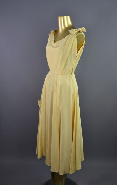 null Lot de robes 1920-1950 dont :
1- Robe cocktail des années 50 en rayonne de couleur...