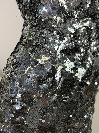 null Rare robe du soir en sequins noirs - Fin des années 30
Le modèle est monté sur...