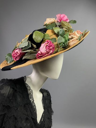 null JULIETTE LE VAILLANT Chapeau capeline à décor de jardin de roses vers 1910.
Le...