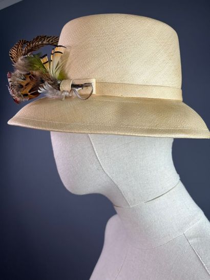 null PAULETTE Chapeau de paille "chasse d'automne" avec boîte - 1960
Le modèle est...