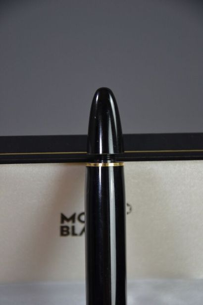 null MONT BLANC Plume Meistertück 149 - Avant 1991
Le modèle est réalisé en résine...