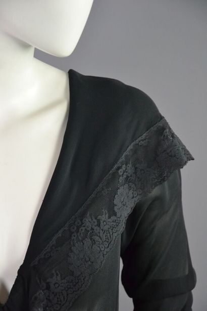 null Lot de vêtements vers 1930 dont :
1- Robe en mousseline crêpe de rayonne noir....