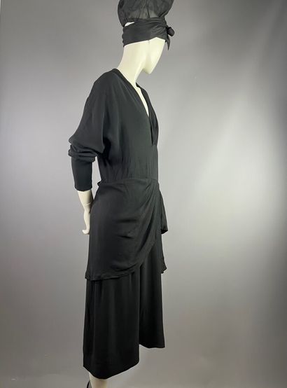 null Robe de jour en crêpe plissé noir - Automne Hiver début des années 40
Le modèle...