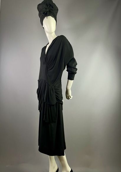 null Robe de jour en crêpe plissé noir - Automne Hiver début des années 40
Le modèle...