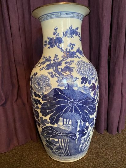 CHINE XXeme siècle 
Vase de forme balustre...