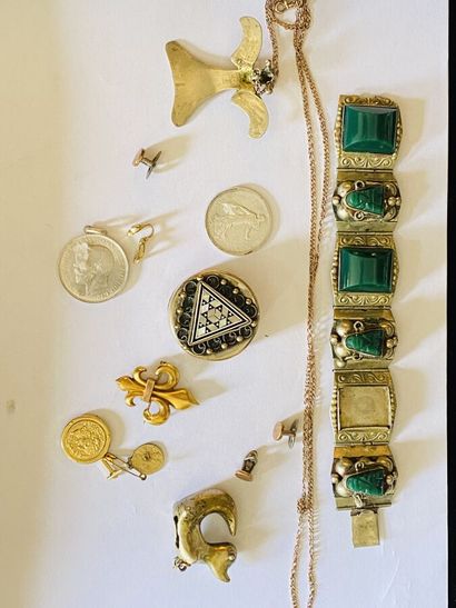 Lot de bijoux en métal divers 