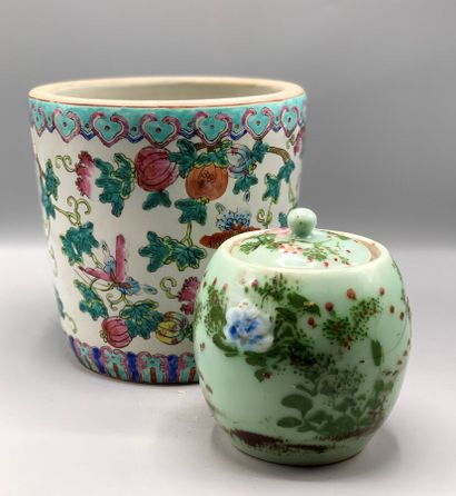 Cache-pot en porcelaine de Chine à décor...