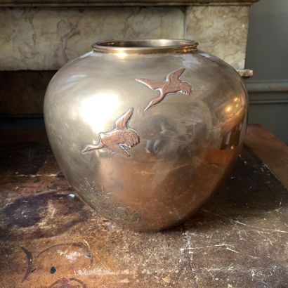 Vase boule en laiton orné de deux grues volants...