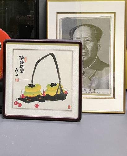 Lot comprenant :
Portrait de Mao en grisaille
Soie...