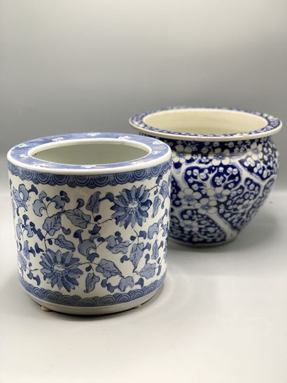 Deux cache-pots en porcelaine de Chine à...