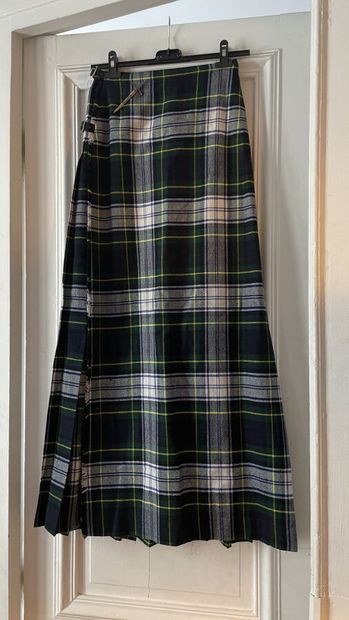 null Lots de vêtements
CLAN CREST Made in scotland
- Cape longue écossaise motif...