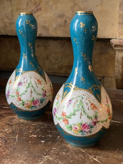 Deux petits vases en porcelaine de Paris...