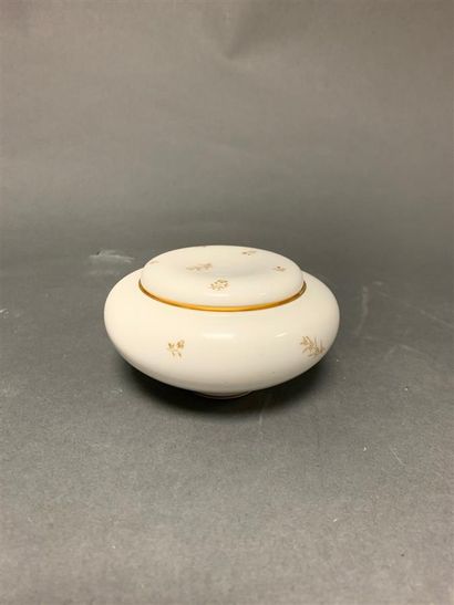null SEVRES XXe siècle
Petite bombonnière en porcelaine blanche à décor doré de brindilles,...