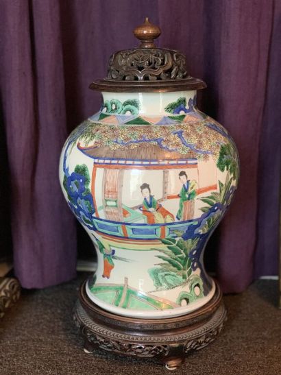 Vase balustre en porcelaine à décor d'une...