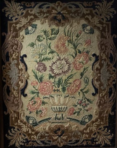 null Fragment de tapisserie au petit point dans le goût du XVIIIe siècle.
85,5 x...