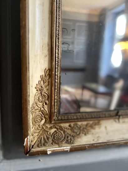 null Miroir rectangulaire en bois et stuc doré et laqué blanc à décor de palmettes...