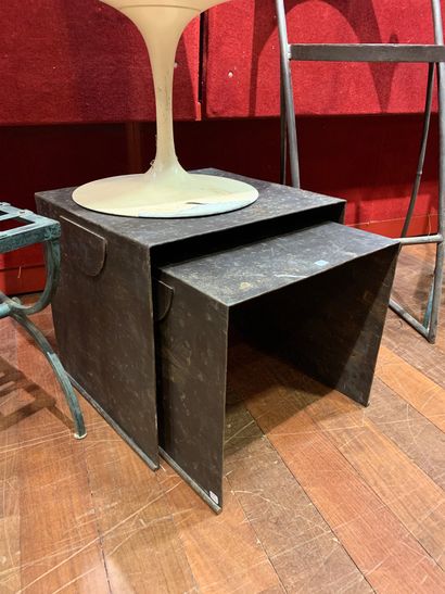 null Two nesting tables in patinated metal.
Height: 45 cm - Width: 50 cm - Depth:...