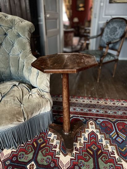 Small pedestal table with octagonal top in...