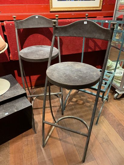 null Two high metal bar chairs, curved tube legs.
Height : 107 cm 