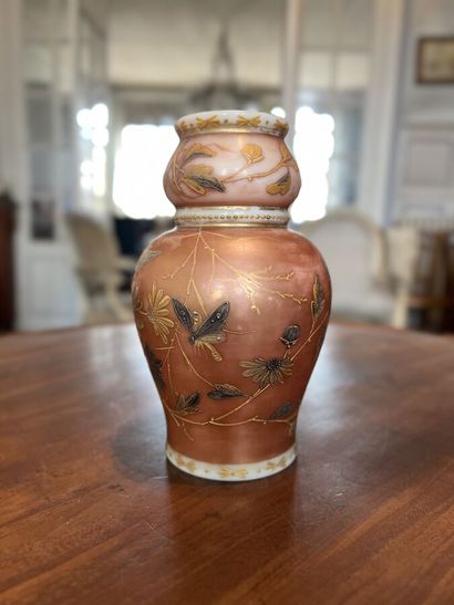 Petit vase en opaline peinte à décor japonisant...