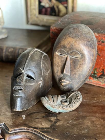 Deux masques en bois sculpté, et un troisième...