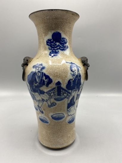 CHINE XXe 
Vase en porcelaine ocre émaillée...