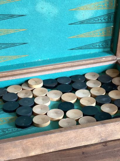 null Jeu de backgammon en bois de placage, intérieur en feutrine vert mité (Trous...