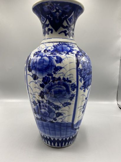 CHINE XXe siècle 
Vase en porcelaine bleu...