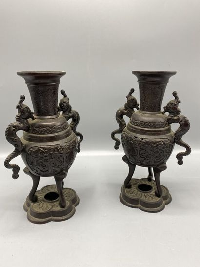 Deux vases en bronze, les anses à décor d'animaux...