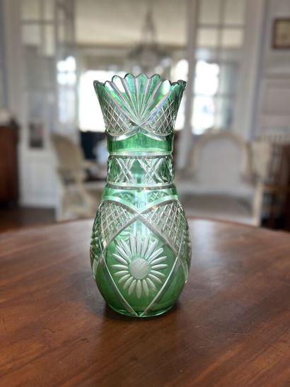 Vase à col resserré en cristal vert taillé...