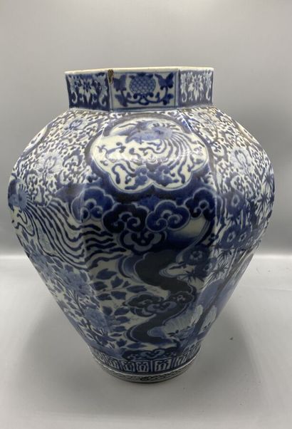 CHINE, XXeme
Grand vase balustre octogonal...