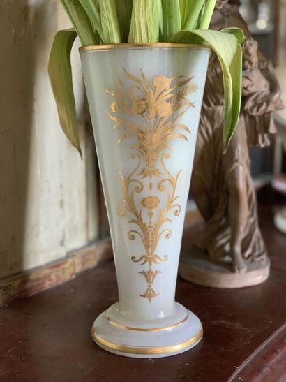 Vase conique en opaline blanche à décor feuillagé...