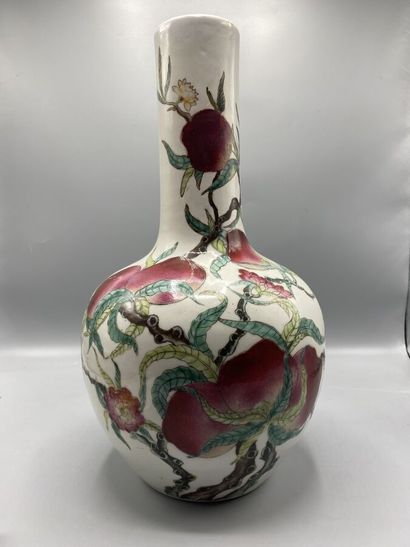 CHINE XXe siècle 
Vase bouteille en porcelaine...