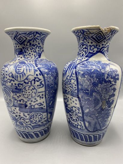 CHINE Fin XIXe siècle 
Paire de vases balustre...