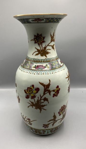 CHINE 
Vase balustre en porcelaine blanche...