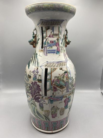 CHINE XIXe siècle 
Vase balustre en porcelaine...