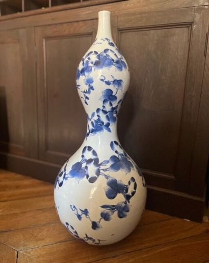 Important vase en porcelaine blanc bleu de...