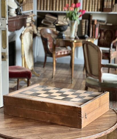 null Jeu de backgammon en bois de placage, intérieur en feutrine vert mité (Trous...