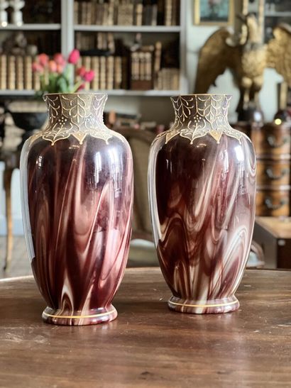 Paire de vases en verre marbré et décor doré
Hauteur...