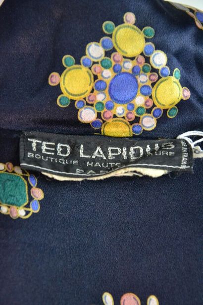 null TED LAPIDUS Boutique Haute Couture Blouse en soie noire à décor de pierreries....