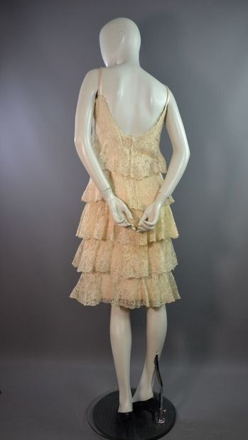 null GUY LAROCHE - Griffe couture Guy Laroche Paris - Robe cocktail en dentelle beige...