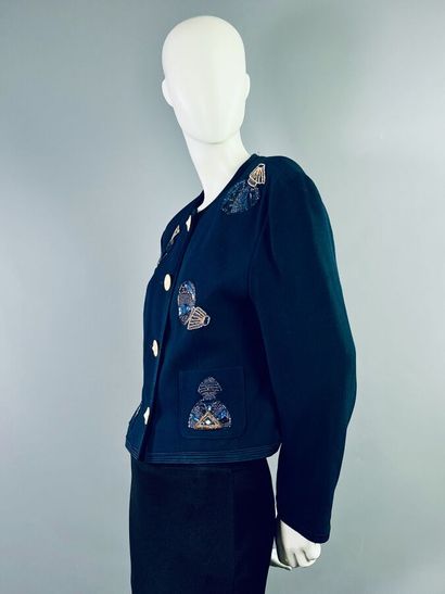 null LOUIS FERAUD Veste tailleur en crêpe bleu nuit boutons couture et broderies....